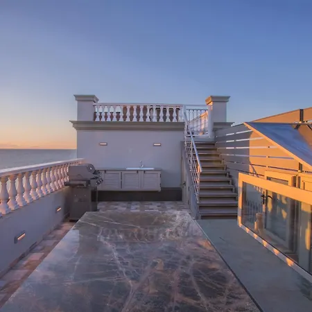 Beachfront Valeria, Jacuzzi, Bbq *